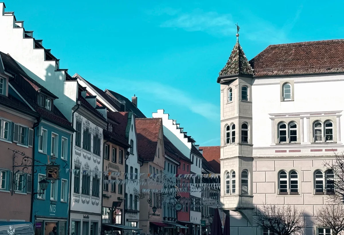 Helle bayerische Stadtstraße mit Wohnhäusern